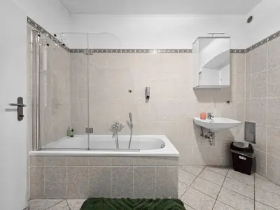 Ein Badezimmer in der Unterkunft Spacious Three-Bedroom, Three King-Size Beds