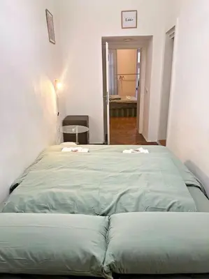 Ein Bett oder Betten in einem Zimmer der Unterkunft 2-bedroom apartment with small courtyard - city center