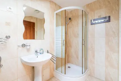 Ein Badezimmer in der Unterkunft FarawayHomes Aparthotel Near Vienna Airport - Anytime Self Check-In