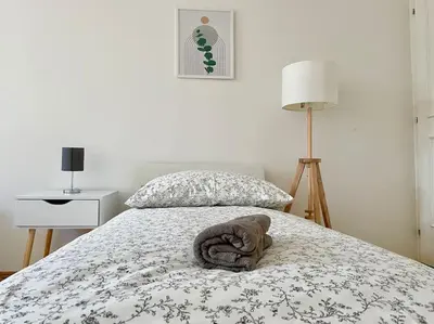 Ein Bett oder Betten in einem Zimmer der Unterkunft 110m2 Stylish 4 Bedroom Apartment