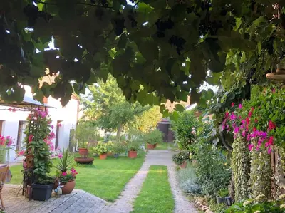 Ein Garten an der Unterkunft Charmantes Cottage Appartement