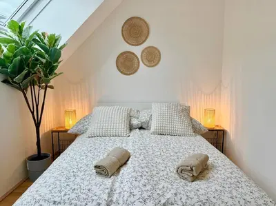 Ein Bett oder Betten in einem Zimmer der Unterkunft Rooftop Apartment with Balcony & Free Parking