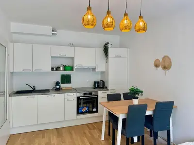 Küche/Küchenzeile in der Unterkunft Rooftop Apartment with Balcony & Free Parking