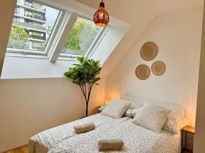 Ein Bett oder Betten in einem Zimmer der Unterkunft Rooftop Apartment with Balcony & Free Parking