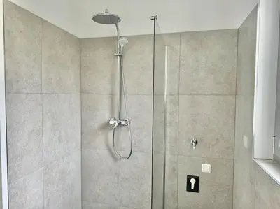 Ein Badezimmer in der Unterkunft Rooftop Apartment with Balcony & Free Parking