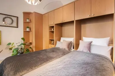 Ein Bett oder Betten in einem Zimmer der Unterkunft Süßes Apartment nähe Volkstheater