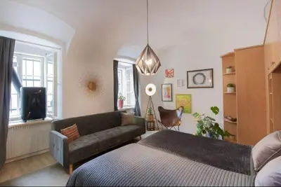 Ein Sitzbereich in der Unterkunft Süßes Apartment nähe Volkstheater