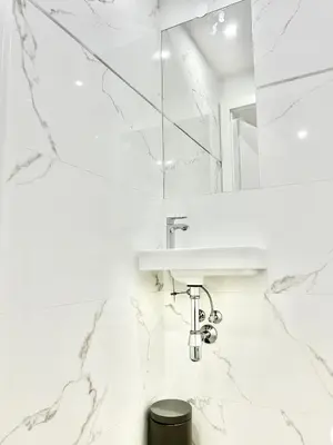 Ein Badezimmer in der Unterkunft Brand New Central & Modern Apartment
