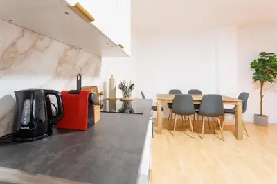 Ein Sitzbereich in der Unterkunft Cozy Family & Group Apartment - 15 min to Center