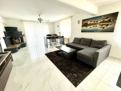 Ein Sitzbereich in der Unterkunft Luxuriöses Apartment mit Pool