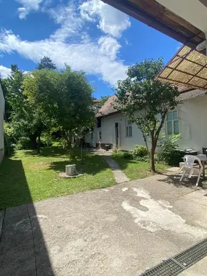 Ein Garten an der Unterkunft Gemütliches Altbauhaus