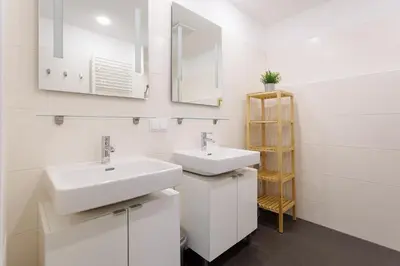 Ein Badezimmer in der Unterkunft Spacious Group Apartment with Balcony