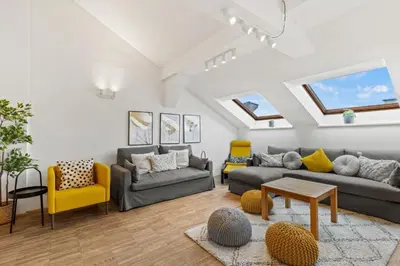 Ein Sitzbereich in der Unterkunft Spacious Apartment next to Shopping Mall