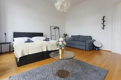 Ein Bett oder Betten in einem Zimmer der Unterkunft Cozy City Center Apartment