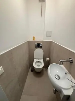 Ein Badezimmer in der Unterkunft Cozy 2-Bedroom Retreat Near Subway and City Center