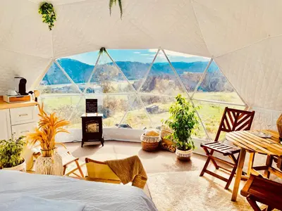 Ein Bett oder Betten in einem Zimmer der Unterkunft Glamping Hohe Wand - Kuppelzelt 