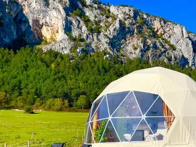 Ein allgemeiner Bergblick oder ein Berglick von der Zelt-Lodge aus