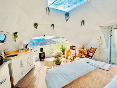 Ein allgemeiner Bergblick oder ein Berglick von der Zelt-Lodge aus