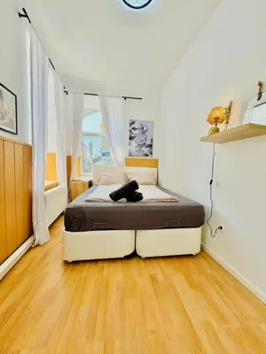 Grundriss der Unterkunft Urban 10-Bedroom Retreat, 8 Minutes from Rathausplatz