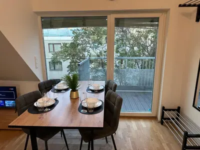 Ein Balkon oder eine Terrasse in der Unterkunft New Apartment with Beautiful Balcony 16