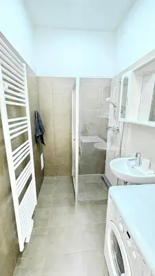 Ein Badezimmer in der Unterkunft Cozy Apartment- 5 Minutes to Danube River
