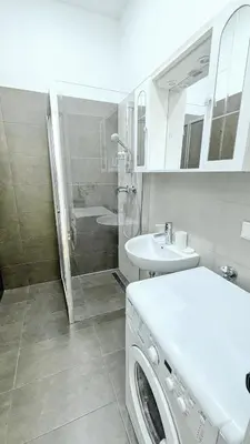 Ein Badezimmer in der Unterkunft Cozy Apartment- 5 Minutes to Danube River