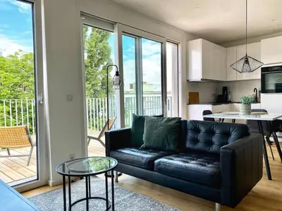 Ein Sitzbereich in der Unterkunft Rooftop Apartment with Terrace & AC - Self Check-In