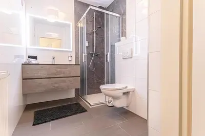 Ein Badezimmer in der Unterkunft Central Vienna Chic & Comfortable 1BR & 1LR Apt