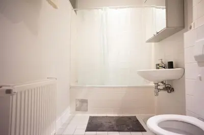 Ein Badezimmer in der Unterkunft Modern 3 Bedroom Apartment in City Center