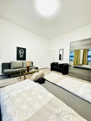 Ein Bett oder Betten in einem Zimmer der Unterkunft Cozy Private Rooms in 3BR Apartment Near FAC Platz