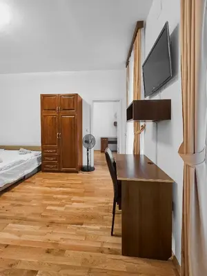 TV/Unterhaltungsangebot in der Unterkunft Two-Bedroom Balcony Retreat for 4 Near Millennium Tower