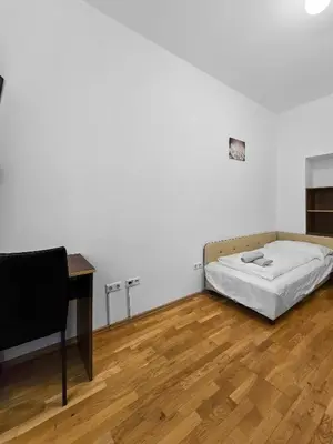 Ein Bett oder Betten in einem Zimmer der Unterkunft Spacious 3-Bedroom Retreat with Balcony for 8 Near Millennium Tower