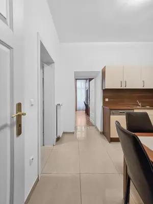 Küche/Küchenzeile in der Unterkunft Spacious 3-Bedroom Retreat with Balcony for 8 Near Millennium Tower