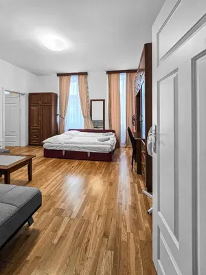 Ein Bett oder Betten in einem Zimmer der Unterkunft Spacious 3-Bedroom Retreat with Balcony for 8 Near Millennium Tower