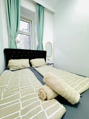 Ein Bett oder Betten in einem Zimmer der Unterkunft Cozy 9BR Apartment for 18 Near Augarten