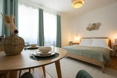Ein Bett oder Betten in einem Zimmer der Unterkunft Bright Modern Studio in Center with a Queen Bed
