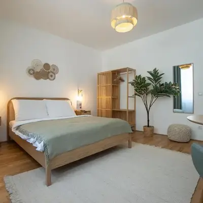 Bright Modern Studio in Center with a Queen Bed