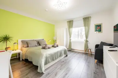 Ein Bett oder Betten in einem Zimmer der Unterkunft WILSON's Home Rosengarden operated by HostGuides