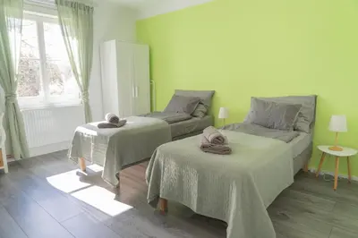 Ein Bett oder Betten in einem Zimmer der Unterkunft WILSON's Home Rosengarden operated by HostGuides