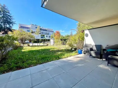 Ein Garten an der Unterkunft Wohnung mit Garten in 1230 Wien