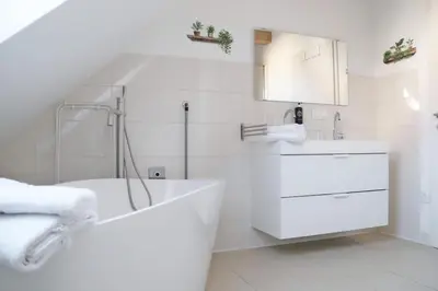Ein Badezimmer in der Unterkunft geräumige Dachgeschoßwohnung