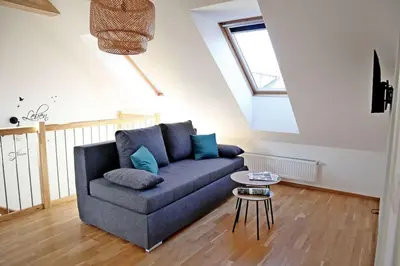 Ein Sitzbereich in der Unterkunft geräumige Dachgeschoßwohnung