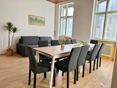 Ein Sitzbereich in der Unterkunft 110 m2 Sunny & Central Long Term Apartment - Free Parking