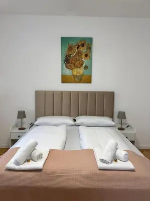 Ein Bett oder Betten in einem Zimmer der Unterkunft Modernes Apartment in Karlsplatz Nähe 15