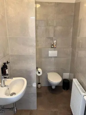 Ein Badezimmer in der Unterkunft Modernes Apartment in Karlsplatz Nähe 15