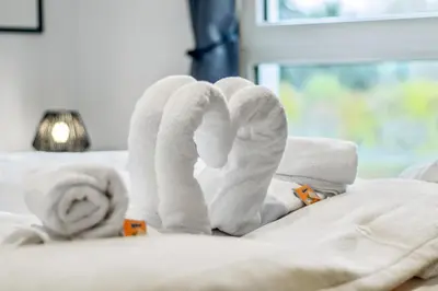 Ein Bett oder Betten in einem Zimmer der Unterkunft NobleNest Deluxe - Massage - Kaffee - Arbeitsplatz
