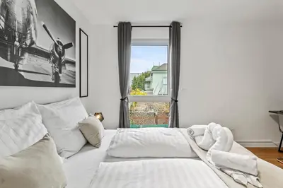 Ein Bett oder Betten in einem Zimmer der Unterkunft NobleNest Deluxe - Massage - Kaffee - Arbeitsplatz