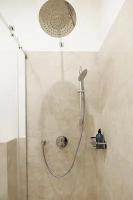 Ein Badezimmer in der Unterkunft Stylish 1-Bedroom 2-Bath by Canal Minutes from Historic Centre