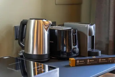 Kaffee-/Teezubehör in der Unterkunft AWerner Suites Belvedere - Der Tischler