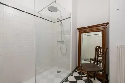 Ein Badezimmer in der Unterkunft Urban 1BR Near Metro